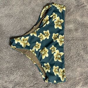 size small acacia bottom